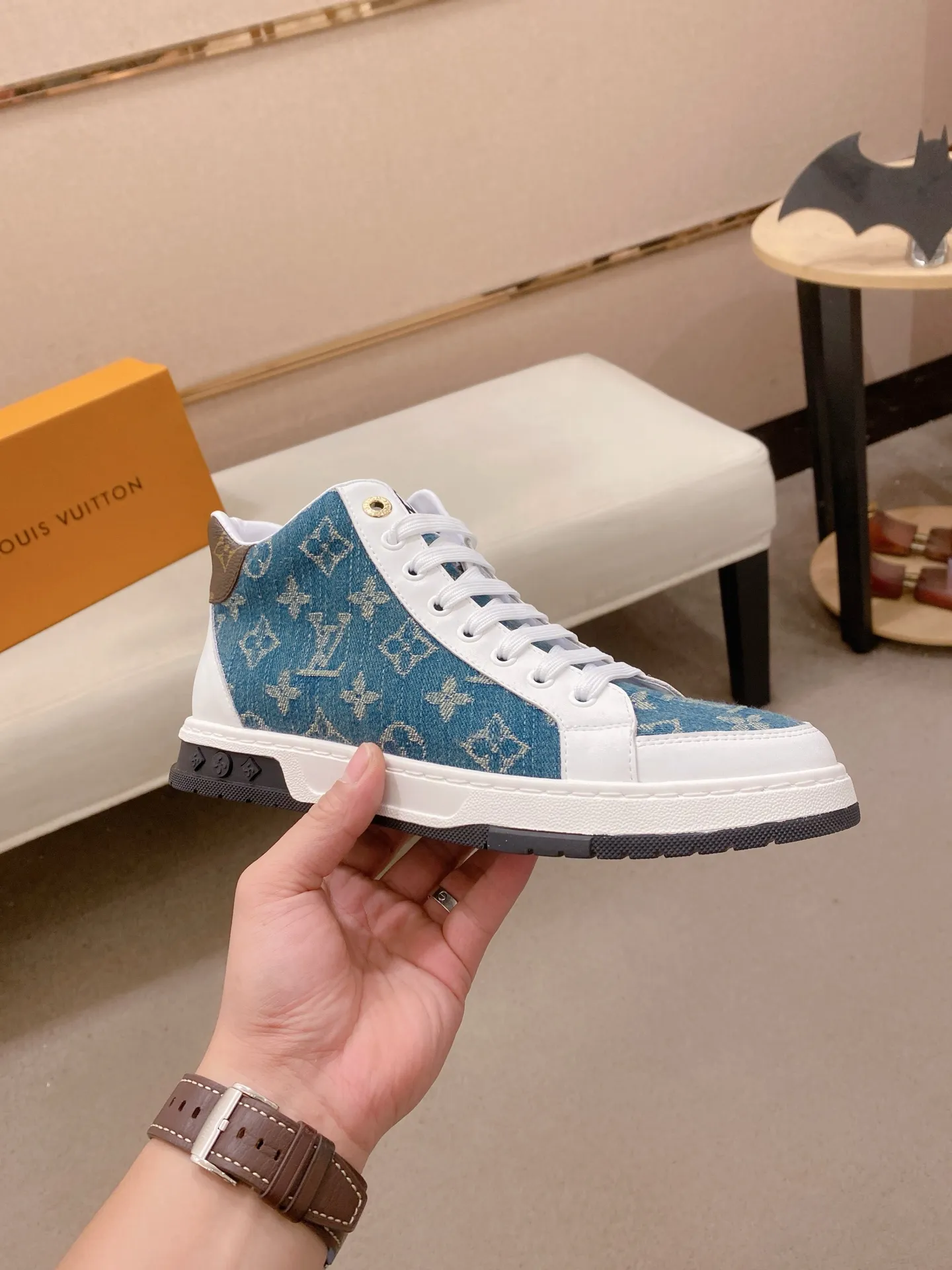 Factory price: 420 men's shoes💰🇮🇹🇮🇹LV Louis Vuitton. The latest fashionable casual shoes are popular in physical stores. New spring and summer comfortable imported custom original cowhide, unique jacquard fabric element design. With sheepskin lining, Lv original bottom, [sun][sun] high-end packaging and high quality💪Details determine the quality, you can enter and exit the counter at will, welcome to compare🇮🇹Size 38-44